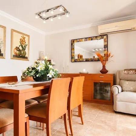 Spacious In Downtown דירה